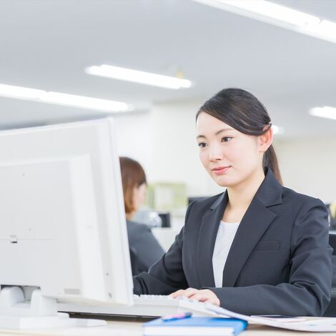 デスクワークする女性スタッフ